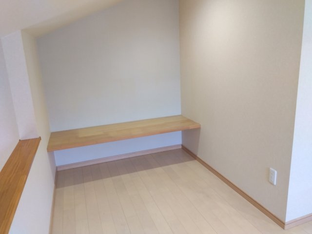 売中古戸建　沼津市北今沢の内装|2Fホール部分です。壁際に備え付けのテーブルがあります。スタディスペースとしても利用出来ます。