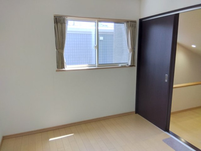 【洋室】 | 売中古戸建　沼津市北今沢 | 落ち着いたカラーリングで、リラックスできる雰囲気になっています。デスクやチェアを配置して趣味や在宅ワーク用の部屋におすすめです。