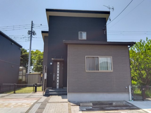 売中古戸建　沼津市北今沢の外観|太陽光発電があります。オール電化なので火を使う事がなく安全です。光熱費を抑えられる期待も出来ます。