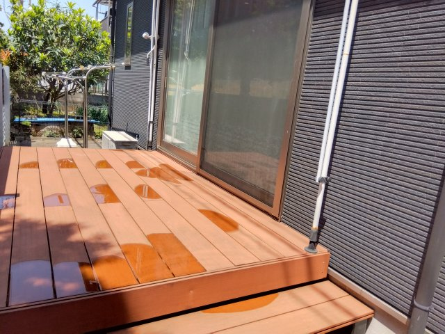 売中古戸建　沼津市北今沢のバルコニー|リビング続きにウッドデッキがあります。お子様の遊び場にもいいですね。夏にはプールもおすすめです。