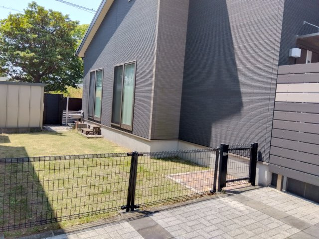 売中古戸建　沼津市北今沢の庭|建物横に広い庭があります。家族でバーベキューが楽しめます。ドッグランにもおすすめです。