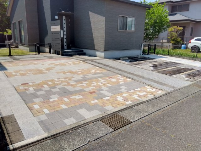 売中古戸建　沼津市北今沢の駐車場|お車は4台駐車可能です。前面道路・間口ともに広々としているので楽々駐車出来ます。