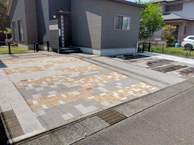 【駐車場】 | 売中古戸建　沼津市北今沢 | お車は4台駐車可能です。前面道路・間口ともに広々としているので楽々駐車出来ます。