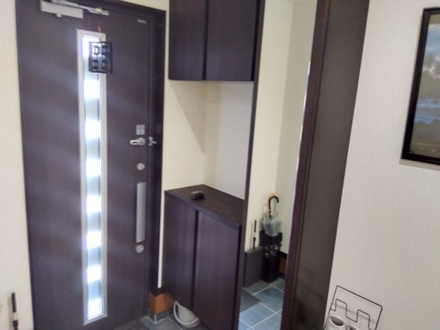売中古戸建　沼津市北今沢の玄関|備え付けのシューズボックスがあるので収納がたっぷりあります。靴をしまって玄関をすっきりと使えます。