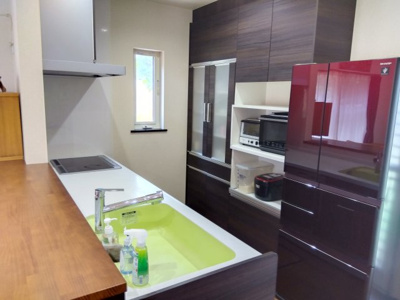 【キッチン】 | 売中古戸建　沼津市北今沢 | 背面に備え付けのカップボードがあります。食器をしまっておけるのでスッキリした印象になります。