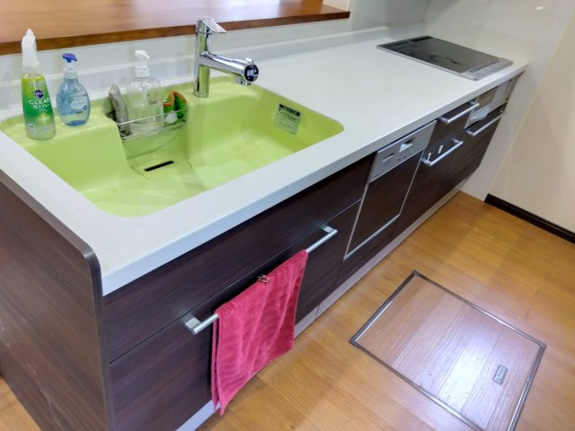 売中古戸建　沼津市北今沢のキッチン|カウンターキッチンなので会話をしながら楽しくお料理出来そうですね。ＩＨクッキンヒーターで火を使わないので安全です。