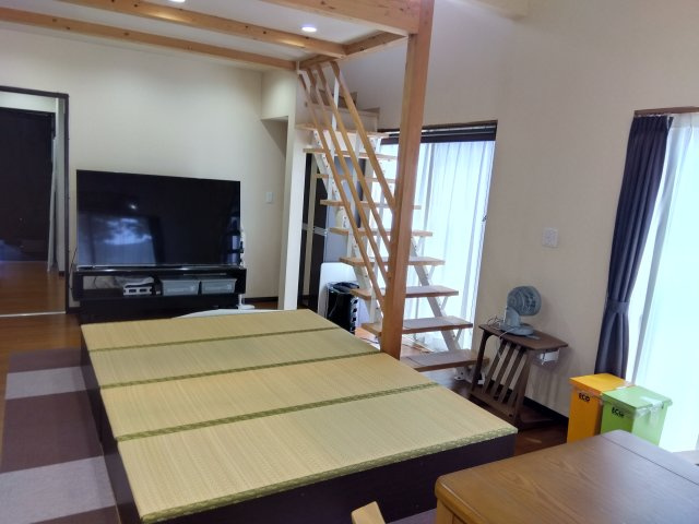 売中古戸建　沼津市北今沢の居間・リビング|大きい窓から入るたっぷりの日差しが嬉しいですね。窓も多く明るいので家族団欒の楽しい時間が過ごせそうですね。