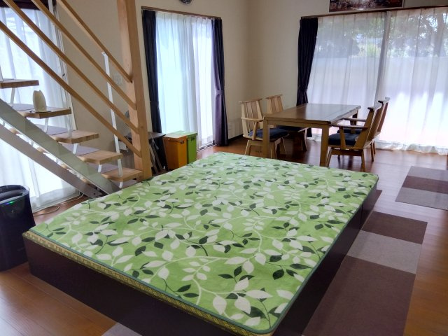 売中古戸建　沼津市北今沢の居間・リビング|大きい窓があるので明るい空間でのびのびと生活できます。リビングダイニングが一続きで家族の会話も弾みますね。