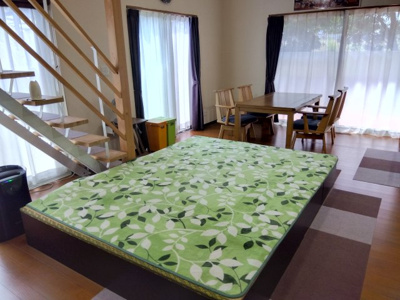 【居間・リビング】 | 売中古戸建　沼津市北今沢 | 大きい窓があるので明るい空間でのびのびと生活できます。リビングダイニングが一続きで家族の会話も弾みますね。