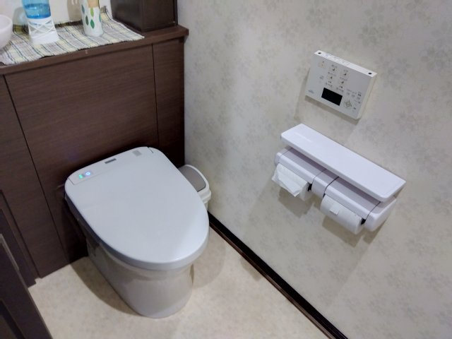 売中古戸建　沼津市北今沢のトイレ|トイレ上部に収納スペースがあります。トイレットペーパーのストックなどをしまっておけて便利です。シンプルで使い勝手のよいトイレです。