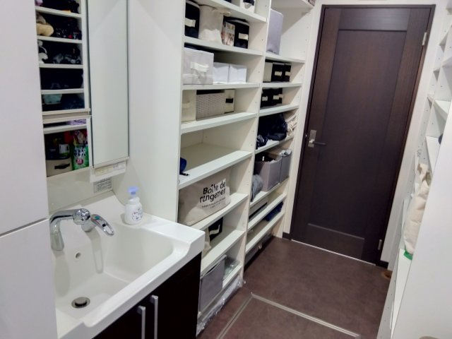 売中古戸建　沼津市北今沢の独立洗面台|独立洗面台があり鏡もあるので朝の支度にも便利です。奥に収納スペースが広くあるのでタオルや日用品を置けて便利です。