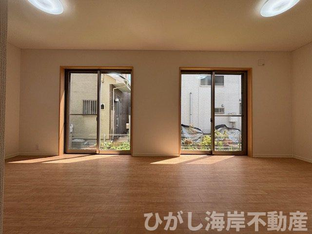 茅ヶ崎市ひばりが丘　中古戸建の居間・リビング|新規リフォーム完了！　16.5帖　LDK