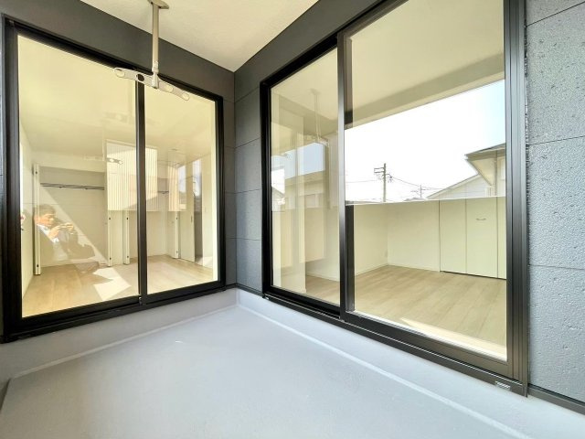 バルコニーからの眺めを楽しみながら食事をしませんか