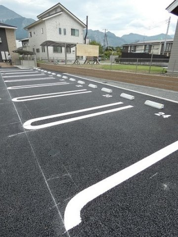 ラ・ヴィ・カルムＢの駐車場