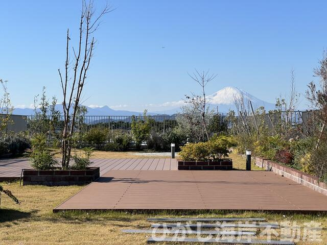 ヴェレーナグラン茅ヶ崎東海岸のその他共用部分| 屋上庭園から富士山が望めます。