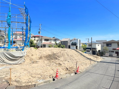 【前面道路含む現地写真】 | 日野南4丁目建築条件なし売地No2 | ◆前面道路も幅員があり車の運転も安心！前面道路は閑静な住宅地。車通りの少ない道路です。お子様にも安心です。