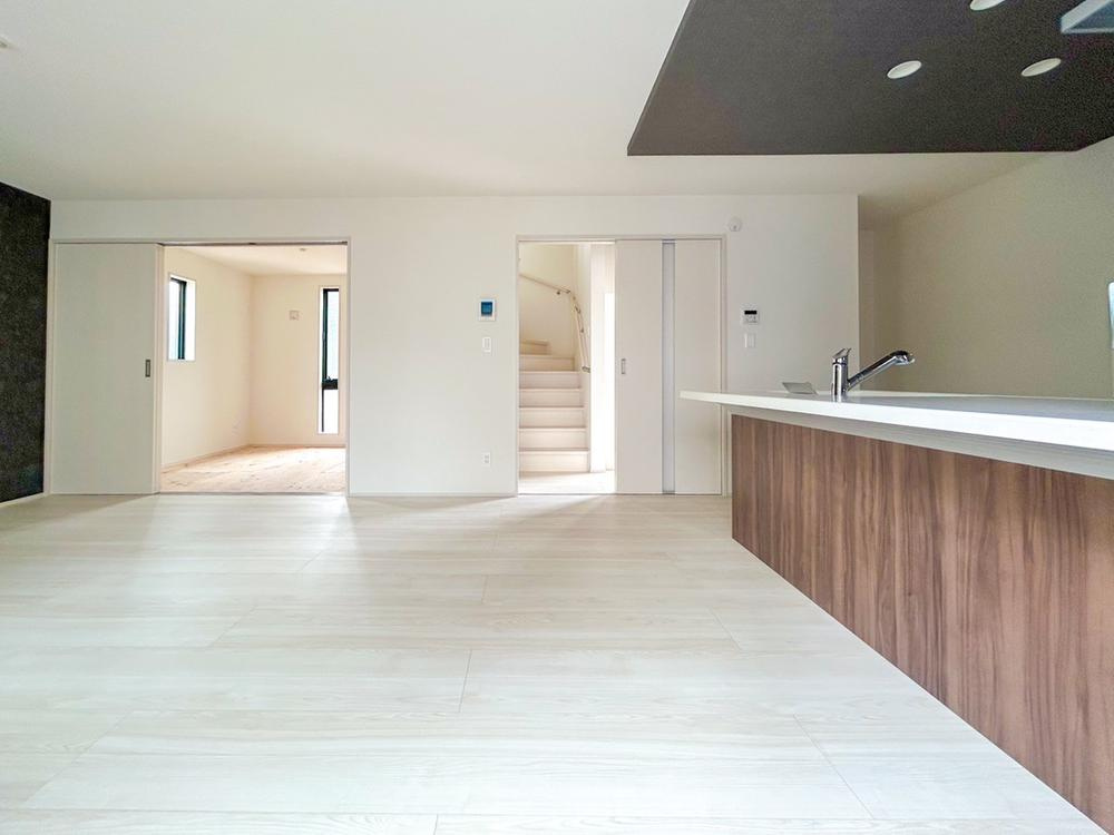 【GRAFARE】芝久保町19期　全17区画の居間・リビング|広々とした開放感あふれるリビングです。ゆったり寛げる充分な広さがございますので、ご家族でインテリアのレイアウトを考えるのも楽しみになりそうです。