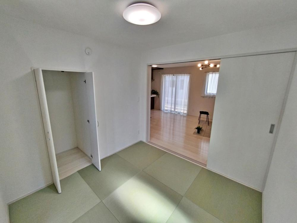 【GRAFARE】芝久保町19期　全17区画の和室|リビング隣には日当たり良好の和室付きです。間仕切りを開ければリビングと繋がり開放感が出ます。