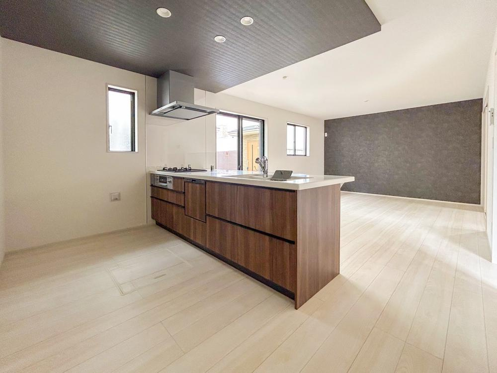 【GRAFARE】芝久保町19期　全17区画のキッチン|対面式キッチンからは、リビングにいるご家族の様子が一目で分かります。小さいお子様がいても安心です。