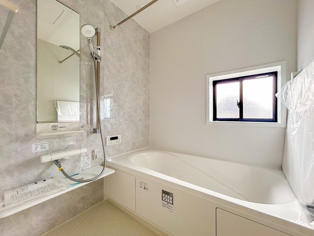 【GRAFARE】芝久保町19期　全17区画の浴室|浴室乾燥機が標準装備のバスルーム。
雨の日のお洗濯はもちろん、花粉対策や防カビなどにも利用できます♪