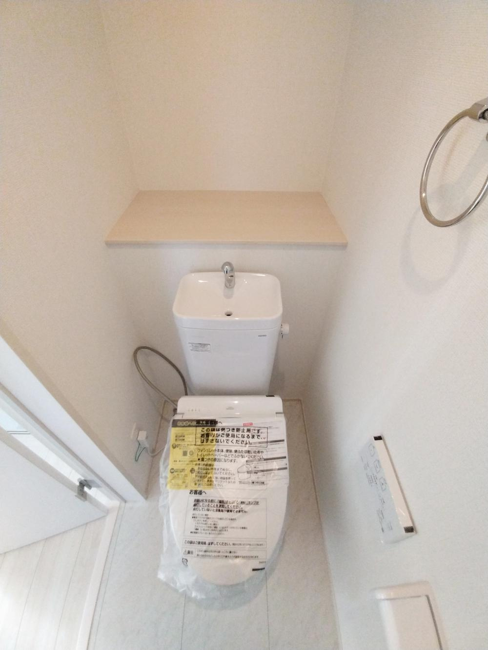 【GRAFARE】芝久保町19期　全17区画のトイレ|トイレスペースが１・２階にございますので、朝の混雑時に家族が分散して使用できます。またゲスト用・家族用と分けることも出来ますよ。