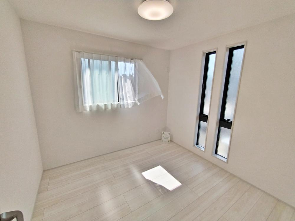 【GRAFARE】芝久保町19期　全17区画の洋室|採光良好な明るい室内。木の温もりがやさしいフローリングは安らぎをもたらすプライベート空間。