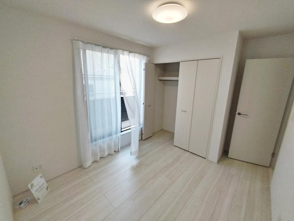 【GRAFARE】芝久保町19期　全17区画の洋室|ウォークインクローゼットのある住まいで収納上手な生活を実現！衣類だけでなく、箱物や思い出の品もたっぷり収納できますので、整理整頓おしまい頂けたら居室空間をより広々とお使いいただけます！