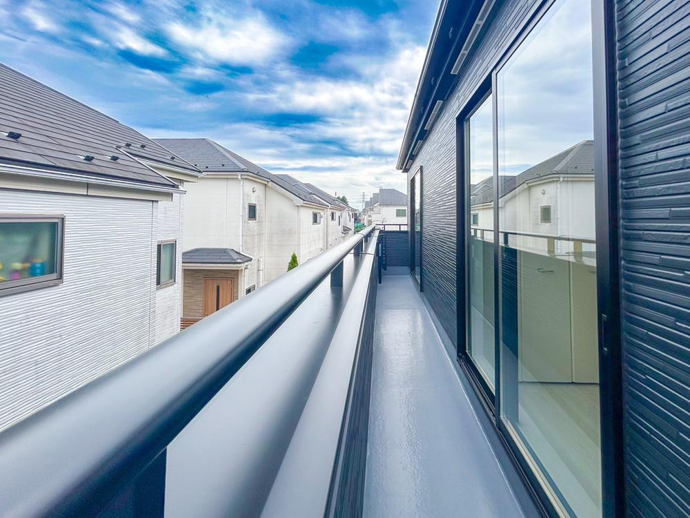 【GRAFARE】芝久保町19期　全17区画のバルコニー|南面にバルコニーを配置しました！これなら、洗濯物も早く乾きそうですね♪