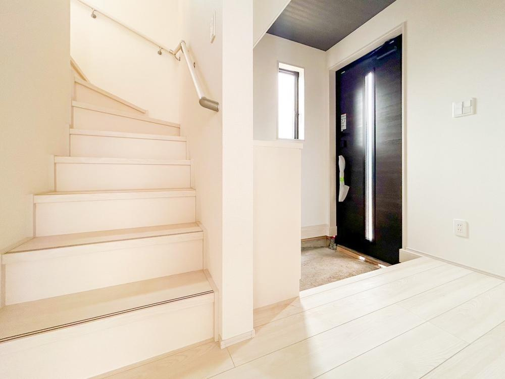 【GRAFARE】芝久保町19期　全17区画の玄関|上質感漂う玄関と廊下。居住者の帰り、訪れる方を優しく迎える・安らぎに満ちた生活空間を予感させる。健やかな暮らしを楽しめそう。