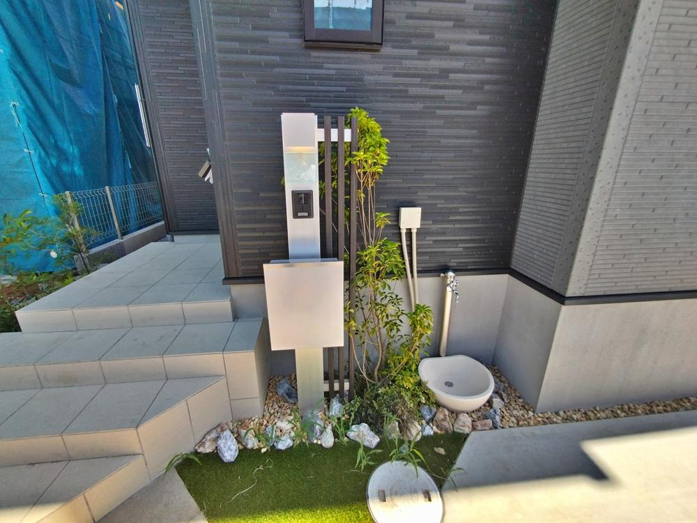 【GRAFARE】芝久保町19期　全17区画の玄関|立水栓がございますので、洗車やガーデニング、お子様との水遊び等に便利です♪