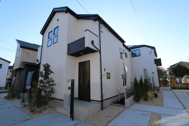 【GRAFARE】芝久保町19期　全17区画の外観|2部屋からバルコニーへ出られるため、洗濯物を干す際にも家族が寝ている部屋を通らずに出入りができて便利です

