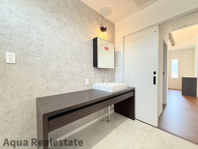 高松市仏生山町　モデルハウスの独立洗面台|独立洗面台あり、毎朝おしゃれに忙しい女性の方におすすめです