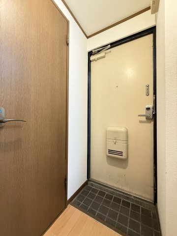 シャトル市大前の玄関