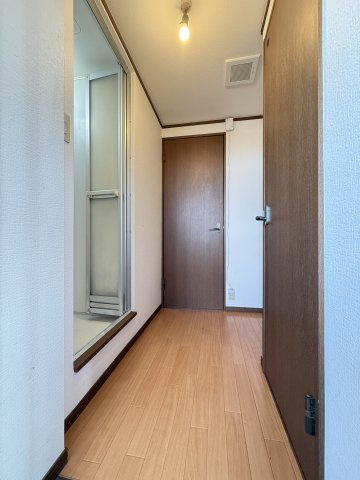 シャトル市大前の玄関