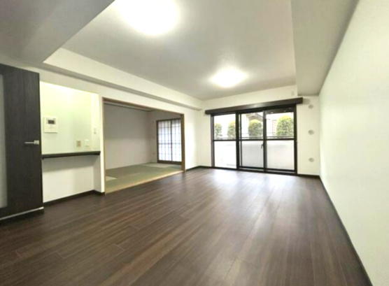 【中古マンション】ライオンズマンション若葉台の居間・リビング|リビングと和室の続き間でより広く感じます☆