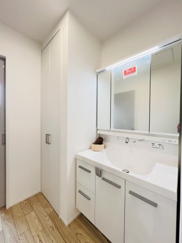 背伸びしない、けど妥協しない。家の独立洗面台|忙しい平日の朝も、混み合わずスマートに。