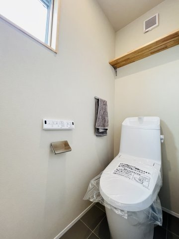 背伸びしない、けど妥協しない。家のトイレ|ナチュラルな木目が心地いい、家族のプライベート空間。