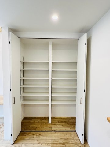 背伸びしない、けど妥協しない。家の収納|買い置き食材も、家族分のストック品もスッキリ収納。家事の効率がアップする大型収納。