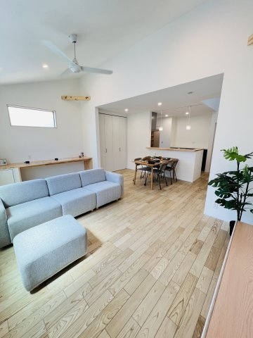 背伸びしない、けど妥協しない。家の居間・リビング|“リビング中心”の暮らし。家族の時間も、自分の時間も、大切にできる場所。