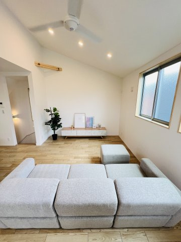 背伸びしない、けど妥協しない。家の居間・リビング|週末は家族でゴロゴロ、平日はパパのワークスペースにも。変化に寄り添うリビング。