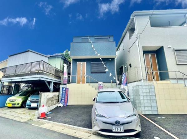 横浜市旭区上白根町の新築一戸建の前面道路含む現地写真|車通りが少ない為、小さなお子様にも安心です。
是非一度、現地へ起こしください。

