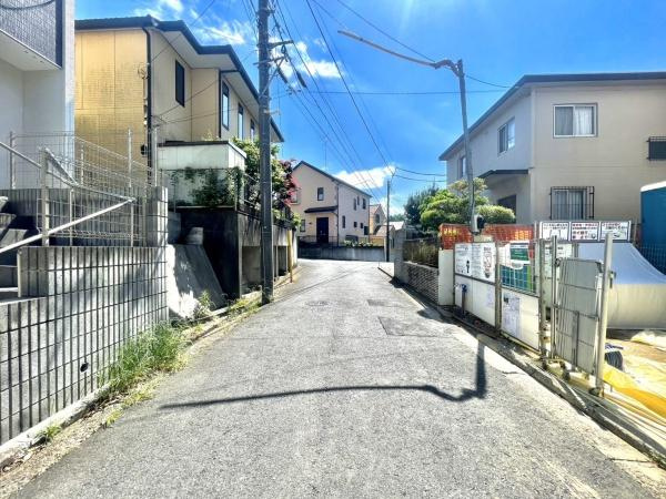 横浜市港南区笹下６丁目の新築一戸建の前面道路含む現地写真|車通りが少ない為、小さなお子様にも安心です。
是非一度、現地へ起こしください。

