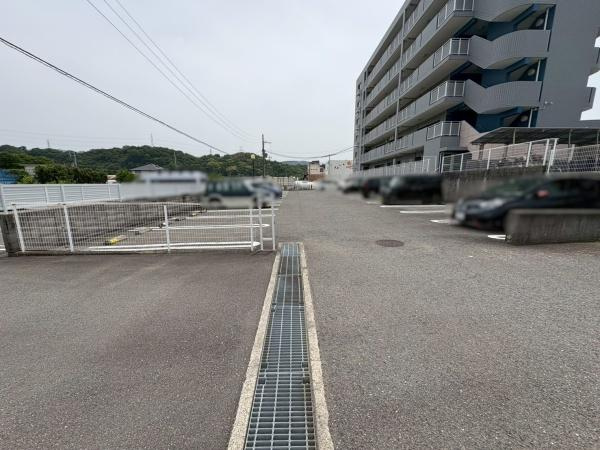 アズゥールの駐車場