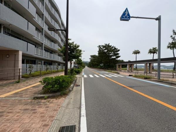 アズゥールの前面道路含む現地写真