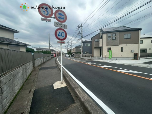 上尾市瓦葺　新築戸建　ブルーミング01の前面道路含む現地写真