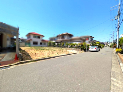 【前面道路含む現地写真】 | ライフフィールドさつき野西1丁目 | 教育施設や商業施設が徒歩10分圏内に充実！子育てファミリーにもおすすめの住環境です。（2025年5月撮影）