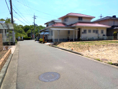 【前面道路含む現地写真】 | ライフフィールドさつき野西1丁目 | 前面道路は東側幅員約5.5ｍあり！陽当りや周辺環境などは現地をご確認ください。（2025年5月撮影）
