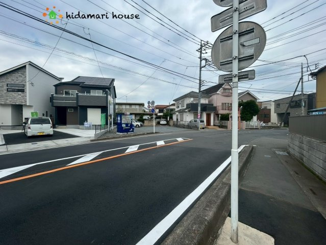 上尾市瓦葺　新築戸建　ブルーミング03の前面道路含む現地写真