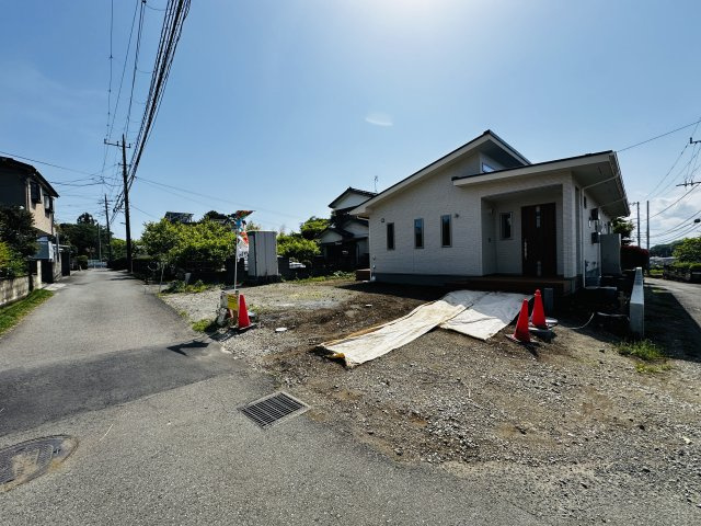 茅ヶ崎市堤　新築平屋戸建の前面道路含む現地写真