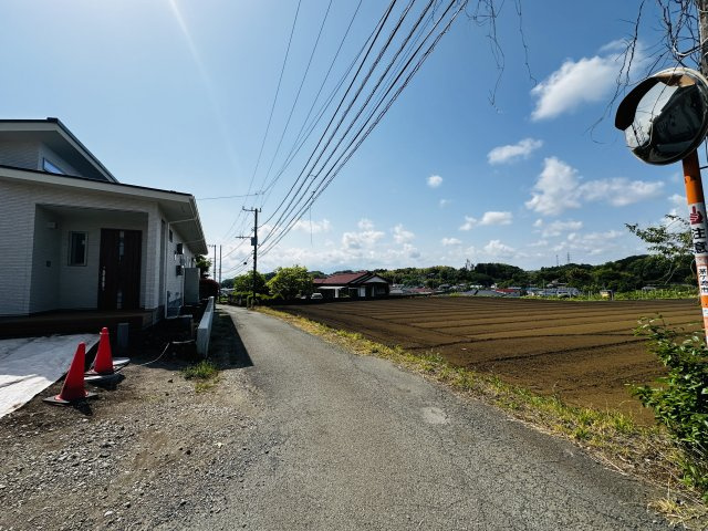 茅ヶ崎市堤　新築平屋戸建の前面道路含む現地写真